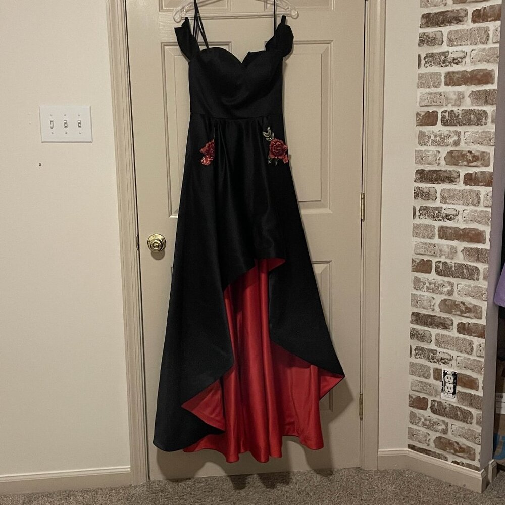 ✨ Stunning Black & Red High-Low Formal Dress – Size 6 ✨